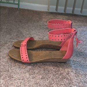 Kookaburra by Ugg low wedge sandal. Sz 9. NWOT